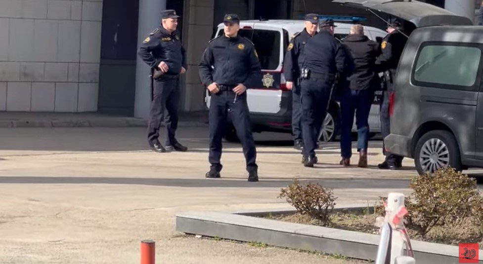 Elvis Ćustendil, ubica Amre Kahrimanović, doveden u Kantonalni sud u ...