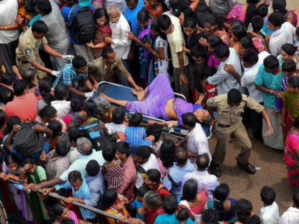 najmanje-12-mrtvih-u-stampedu-u-hinduistickom-hramu-snimka-zaslona-2025-11-01-104109_6905d84c88470